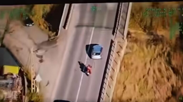 Urmărire ca în filme pe străzile din Suceava pentru oprirea unui motociclist agresiv. Un tânăr din Preutești a fost reținut și încarcerat după ce a condus fără permis o motocicletă neînmatriculată și cu numere false