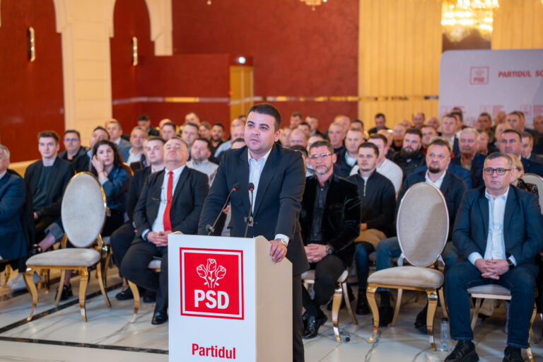 PSD Suceava a votat în unanimitate retragerea sprijinului politic premierului Ilie Bolojan: „Dacă la început a dat cu ciocănelul în temelia administrației, ulterior a pus mâna pe baros și a condamnat mii de localități din mediul rural la subdezvoltare”