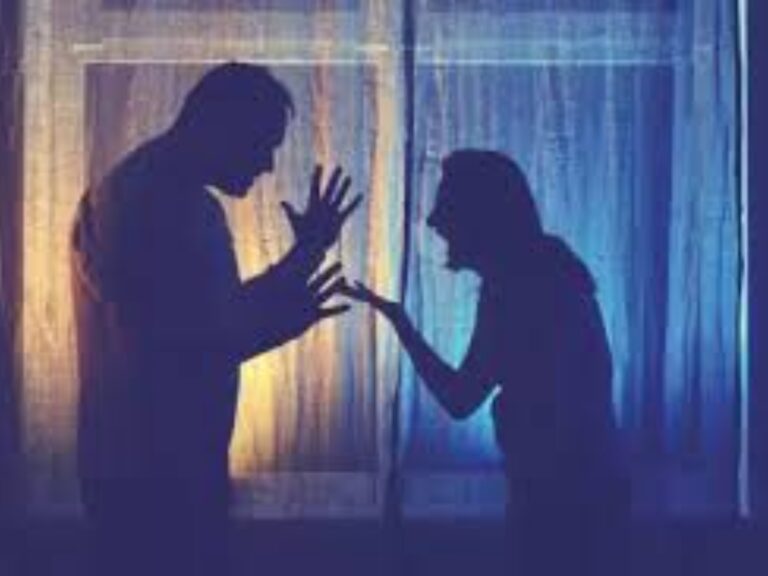 Un bărbat beat din Horodnic de Sus a fost evacuat din casă de polițiști după ce a făcut scandal din cauză că soția nu i-a dat bani