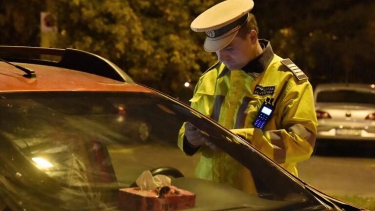 Un sucevean a fost reținut de polițiști după ce a fost depistat la volan cu o alcoolemie uriașă și cu permisul anulat încă din anul 2008