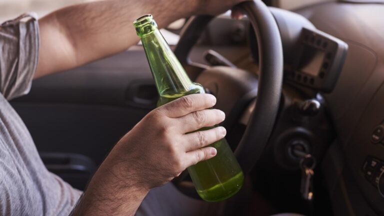 Un bărbat din Frătăuții Vechi a fost reținut după ce a fost prins conducând băut și cu permisul anulat, având copiii în mașină. Individul a încercat să scape dându-se drept fratele său