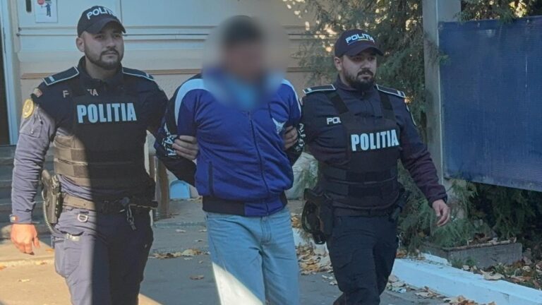 Tânărul din Ostra, care s-a urcat la volan cu permisul suspendat, a lovit doi pietoni la Stulpicani și a fugit de la locul faptei, a fost arestat preventiv