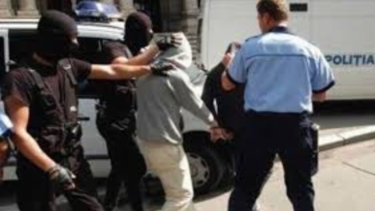 Un individ a ajuns la închisoare după ce a prădat o sală de jocuri și a terorizat comercianții din centrul Rădăuțiului