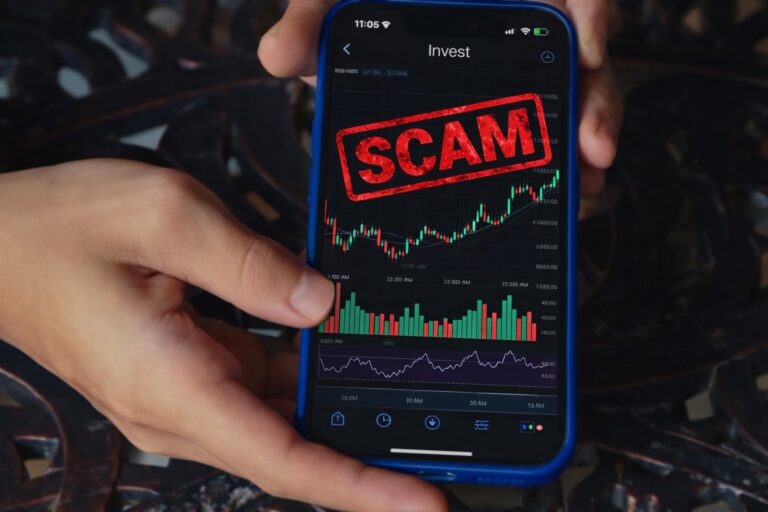 O suceveancă a rămas fără bani după ce a căzut în capcana unei platforme false de investiții promovate pe rețelele de socializare