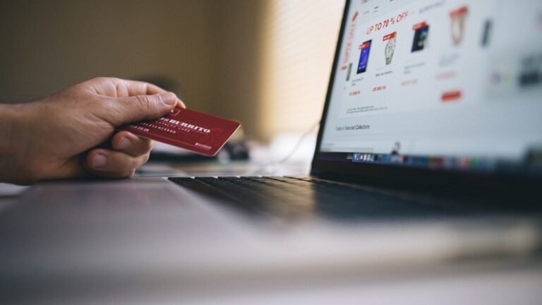 Un bărbat din Grănicești a rămas fără aproape 3.000 de lei după ce a comandat online o hotă
