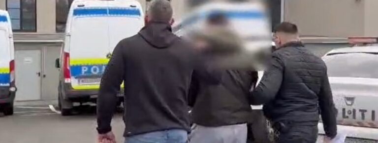 Un traficant de droguri din Suceava a fost săltat din arestul la domiciliu și băgat în „beciul” de la IPJ