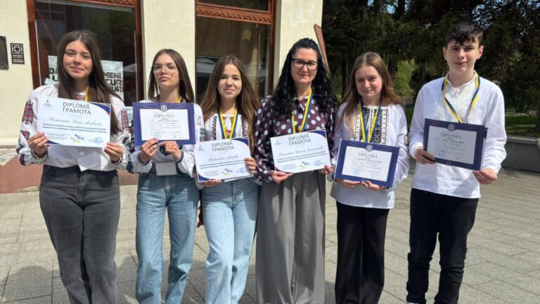 Trei premii I obținute de elevii suceveni la Olimpiada națională de limba ucraineană, desfășurată la Reșița