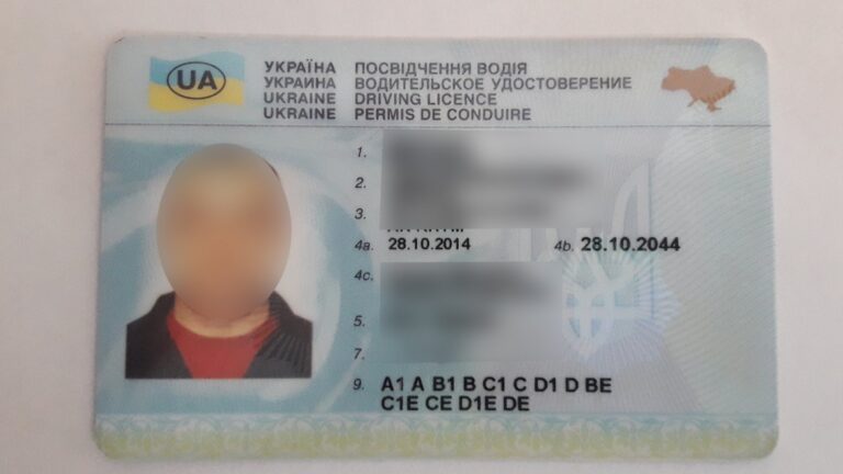 Un ucrainean cu permis fals a încercat să intre în România, prin Vama Siret, la volanul unui TIR cu remorcă