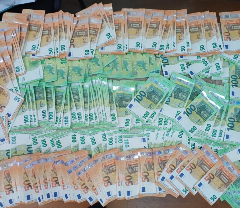 Captură impresionantă de valută nedeclarată la Vama Siret. Peste 100.000 de euro descoperiți ascunși într-un autocar care se îndrepta spre Grecia