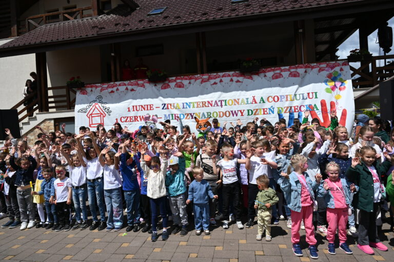 Peste 600 de copii din comunitățile poloneze din Suceava au sărbătorit Ziua Copilului cu cântec, dans și spectacole la Casa Polonă din Solonețu Nou