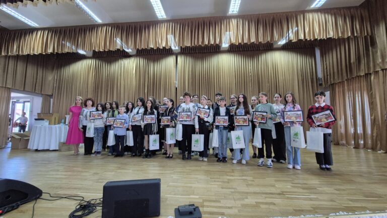Festivitatea de premiere a concursului „Comorile Călimanilor” a adus împreună 187 de copii din patru județe, în cadrul evenimentului „Universul copiilor în culori”