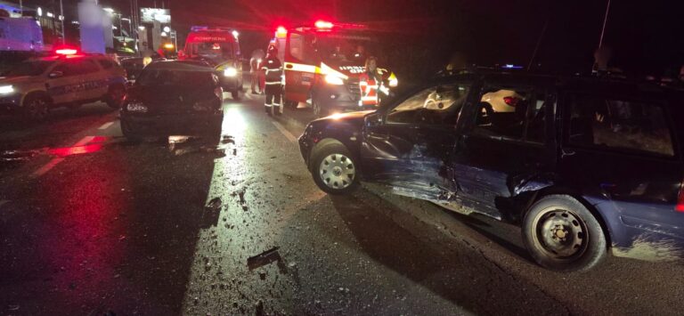 Manevră de întoarcere extrem de riscantă pe bulevardul Sofia Vicoveanca. Două persoane au ajuns la spital după ce o șoferiță a tăiat calea unui alt Volkswagen