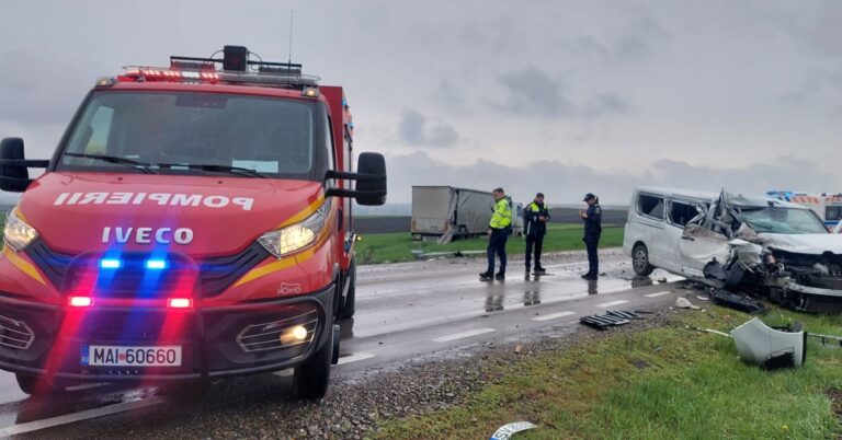Accident rutier cu trei răniți produs la Cumpărătura de un ucrainean care a pierdut controlul asupra camionului pe care îl conducea