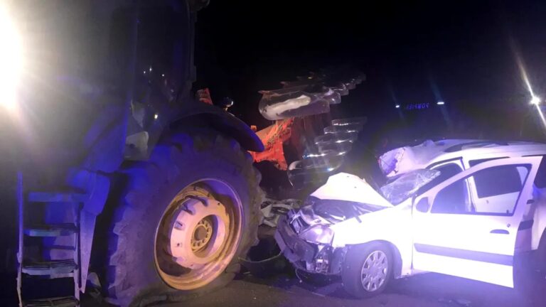 Accident provocat de un tractor neînmatriculat în Dolheștii Mari. Un utilaj cu remorcă improvizată a lovit un Audi parcat și un gard