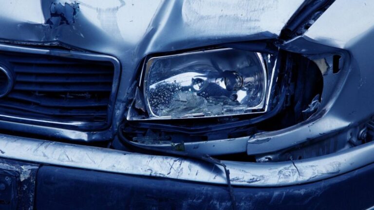 Accident produs în fața Școlii Gimnaziale Stulpicani de o șoferiță care s-a angajat într-o depășire neregulamentară