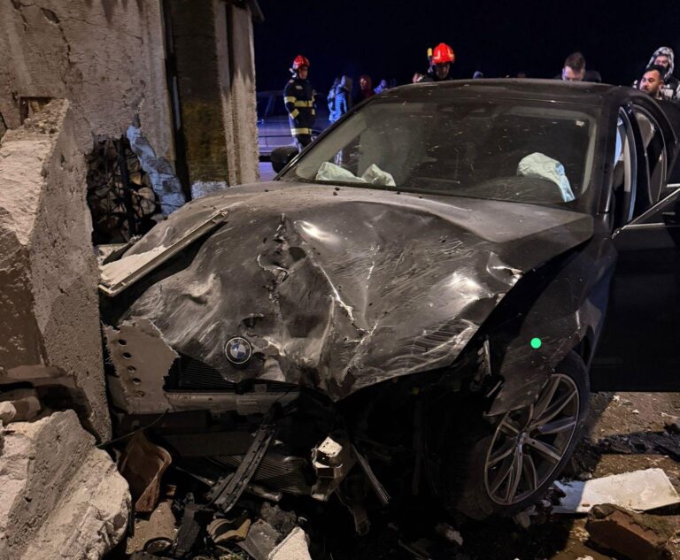 Un tânăr din Moara care făcea drift-uri prin Suceava s-a oprit cu BMW-ul în gardul de la ACET. Un pasager a ajuns la spital