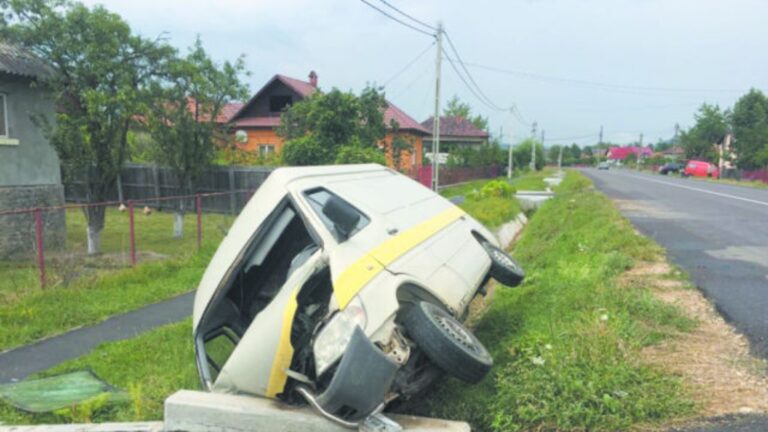 Manevră disperată pentru evitarea unui Mercedes care nu a acordat prioritate, la Bosanci. O autoutilitară cu doi tineri s-a izbit într-un cap de pod