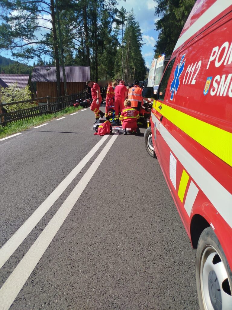 Detaliile accidentului mortal din Pasul Ciumârna. Bărbatul decedat a intrat cu motocicleta pe contrasens, lovind frontal o mașină