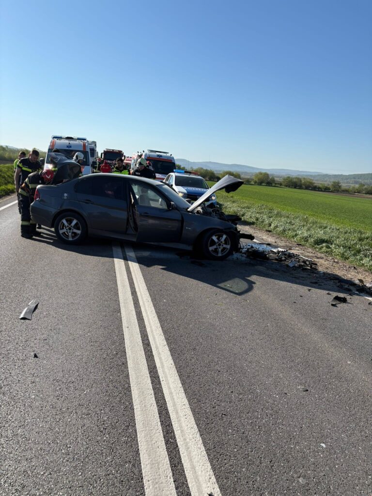Accident cu trei răniți produs la Grănicești de un tânăr care a pătruns cu BMW-ul pe contrasens