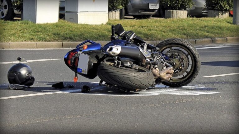 Urmărire terminată la spital pe străzile din Fălticeni. Un motociclist fără permis a fugit de patrulele de poliție împreună cu o tânără și a căzut după ce a fost acroșat de autospecială