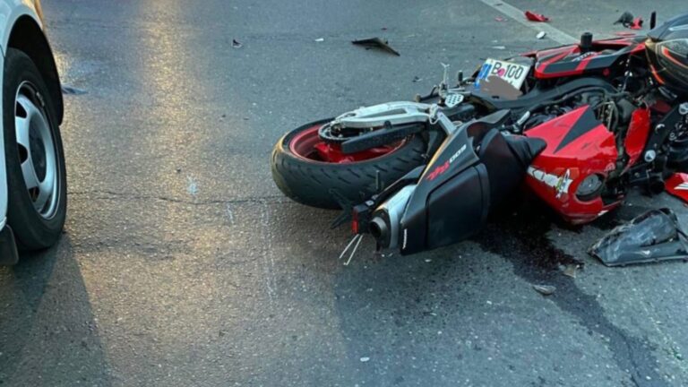 Urmărire în viteză între Rădăuți și Milișăuți. Un motociclist fără permis a fost imobilizat de polițiști după ce a căzut într-un viraj
