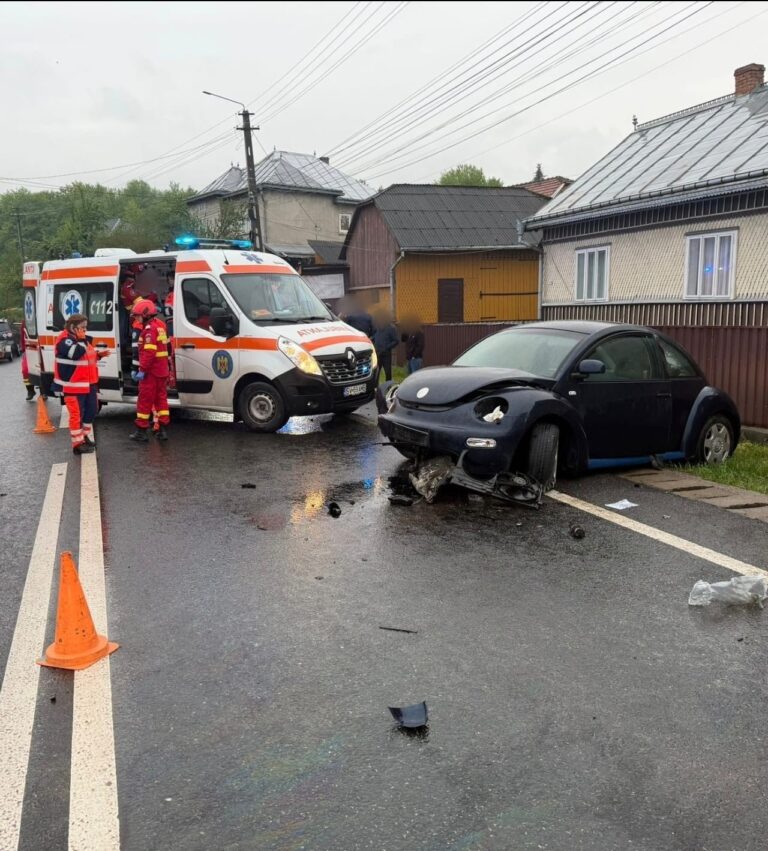O șoferiță din Botoșani și fiul ei de 3 ani au ajuns la spital după ce s-au izbit cu mașina într-un gard, la Păltinoasa