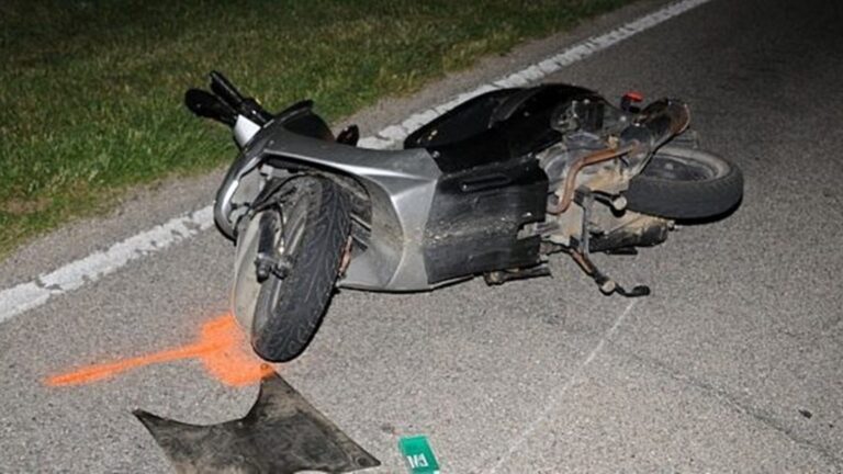 Un adolescent de 17 ani din Cacica, fără permis de conducere, a ajuns în stare gravă la spital după ce s-a răsturnat cu un scuter
