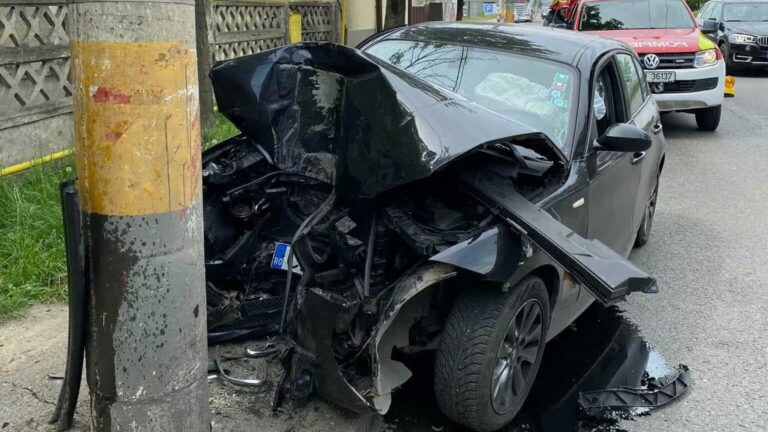 Un individ beat și fără permis a fost reținut de polițiști după ce s-a izbit cu mașina într-un stâlp pe o stradă din Câmpulung Moldovenesc