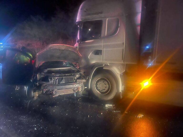 Carambol cu patru vehicule pe bulevardul principal din Suceava provocat de un șofer de TIR care folosea echipament de fraudare a tahografului