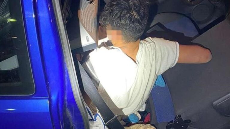 Un șofer băut prins cu viteză la Dumbrăveni, s-a ascuns pe bancheta din spate a BMW-ului în mijlocul prietenilor ca să scape de polițiști