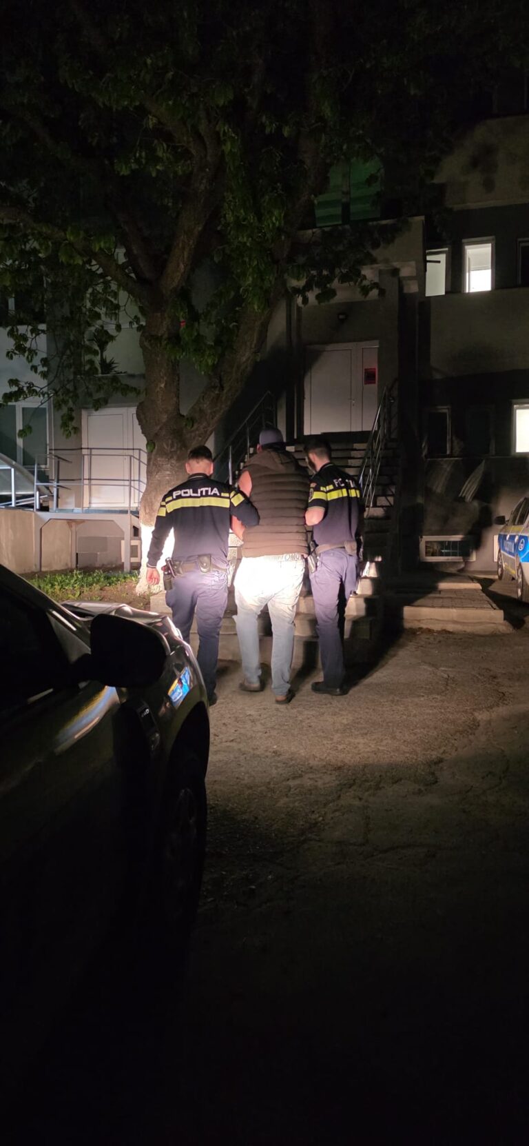 Un bărbat din Dărmănești a fost reținut de polițiști după  ce a fost prins beat și cu permisul suspendat la volanul unei mașini