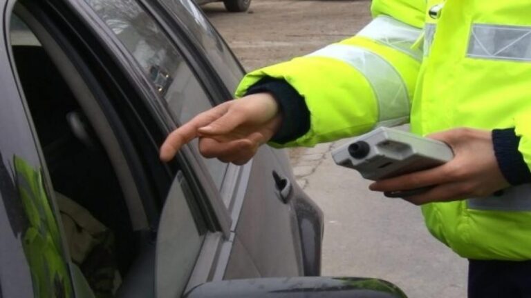Un tânăr beat și fără permis a fost reținut de polițiști după ce a fost depistat la volanul unei mașini pe o stradă din Vatra Dornei