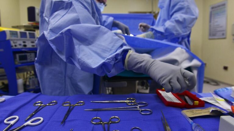 Medicul anestezist Iulian Corneliu Ciocârlan de la Spitalul Vatra Dornei arestat după ce a fost prins în flagrant drogându-se în timpul unei operații. Fura morfină și fentanyl din farmacie și își părăsea pacienții pe masa de chirurgie pentru a merge la toaletă să își injecteze stupefiantele