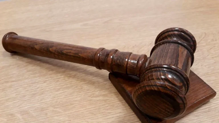 De noaptea minții. O grefieră de la Tribunalul Suceava, care se crede șefă la Poliția de Frontieră Iași, m-a dat în judecată pentru că s-a certat cu o femeie pe holurile de la Palatul de Justiție
