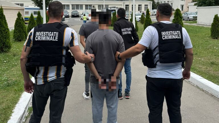 Un bărbat din Baia, condamnat la 6 ani și 8 luni de închisoare pentru omor, a fost săltat de polițiști