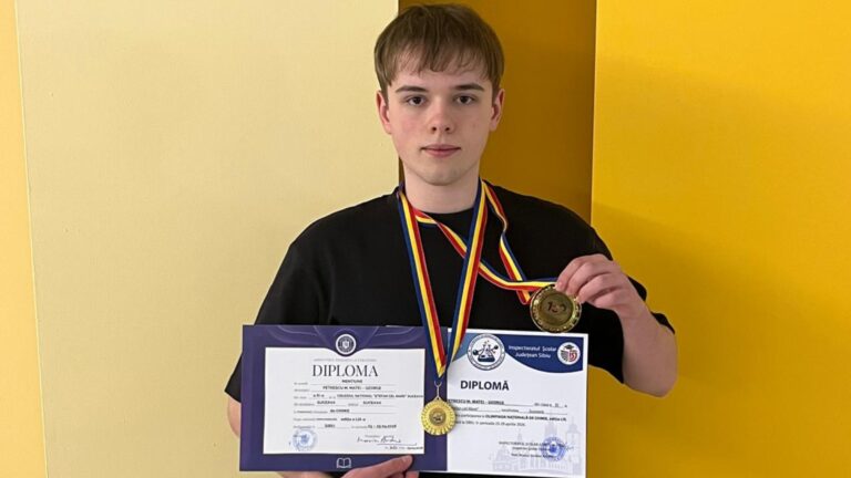 Elevul Matei – George Petrescu de la Colegiul Național „Ștefan cel Mare” Suceava a fost selectat în lotul lărgit al României după ce a obținut mențiune la Olimpiada Națională de Chimie, desfășurată la Sibiu