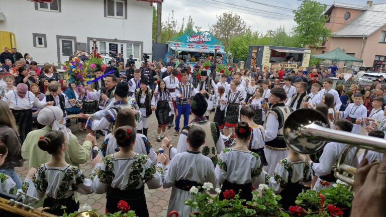 Tradiția și folclorul au prins viață la Iaslovăț în cadrul celei de-a XXII-a ediții a Festivalului „Flori de mai”: „De la an la an, festivalul aduce tot mai mulți tineri artiști pe scena din Iaslovăț, demonstrând că tradiția rămâne vie”