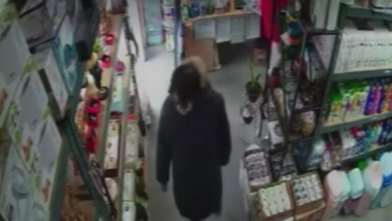 O femeie de 67 de ani a fost prinsă la furat de mâncare în hypermarket-ul Metro din Suceava