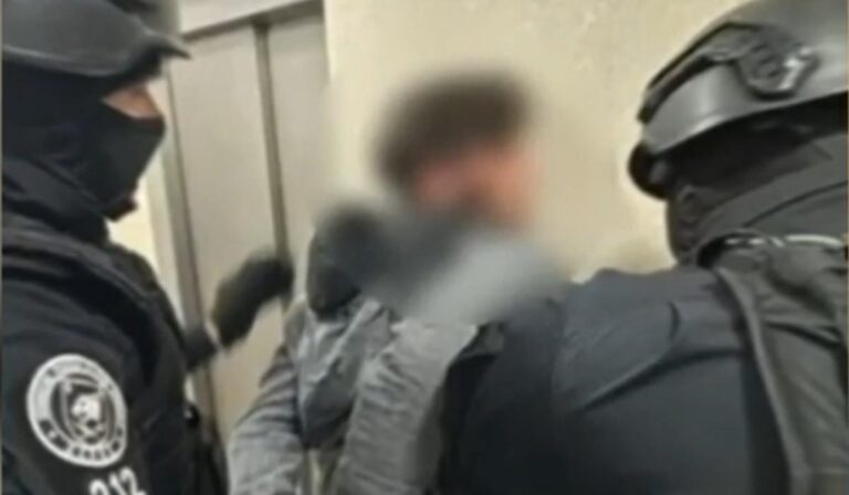Un sucevean condamnat la aproape 5 ani de închisoare pentru act sexual cu un minor și tâlhărie a fost ridicat de mascați direct de acasă și escortat la Penitenciarul Botoșani