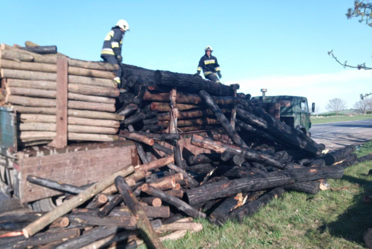 Un camion încărcat cu cherestea a fost cuprins de flăcări la Horodnic de Sus. Pagube de 10.000 de euro au fost produse în urma unui scurtcircuit