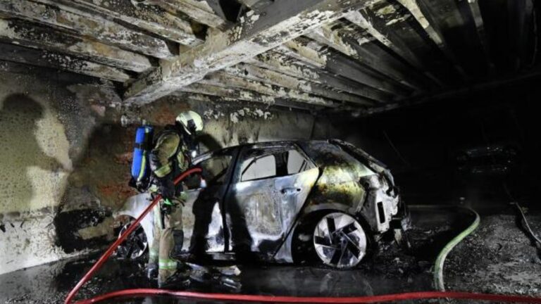O mașină electrică a luat foc într-un garaj, la Vicovu de Jos