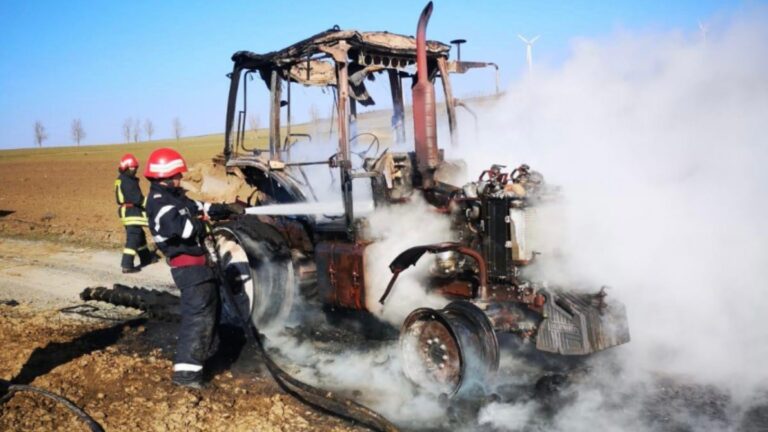 Un tractor a fost distrus de un incendiu, la Grănicești
