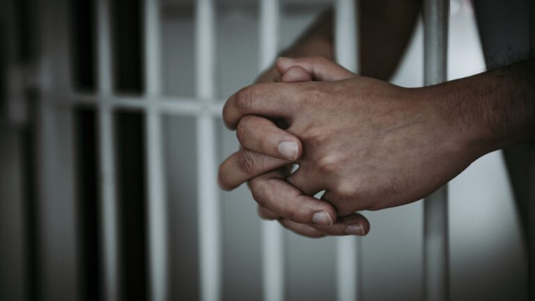 Un sucevean condamnat la închisoare de Judecătoria Iași a fost ridicat de polițiști de pe strada Eroilor și încarcerat la Penitenciarul Botoșani