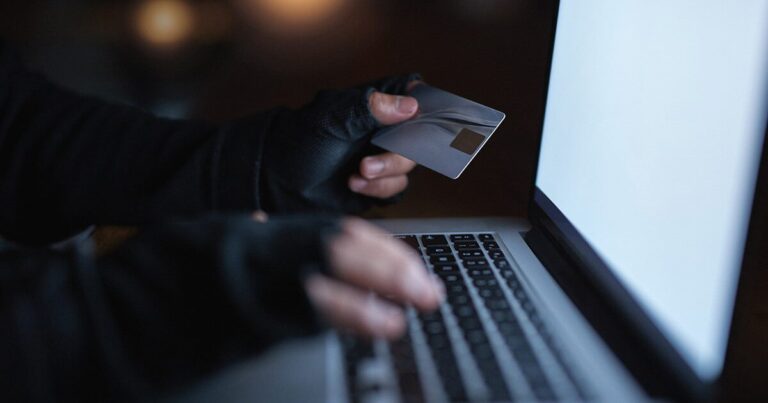 O suceveancă a rămas fără 36.000 de lei după ce a fost contactată de falși polițiști și angajați ai BNR. Metoda prin care escrocii au convins-o să își golească contul