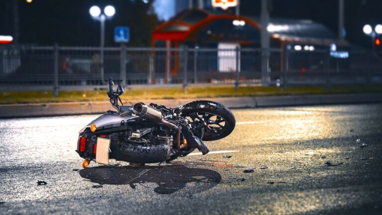 Un tânăr beat și fără permis a fost reținut de polițiști după ce s-a răsturnat cu o motocicletă pe o stradă din Rădăuți