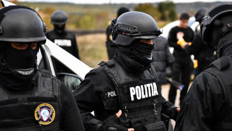 Procurorii DNA Suceava au reținut șase vameși și un polițist de frontieră într-un dosar de luare de mită derulat în mai multe vămi din nord-estul țării