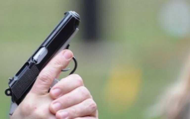 Panică în Piața Mare din Suceava după ce un tânăr a descărcat un pistol și a amenințat trecătorii cu un cuțit