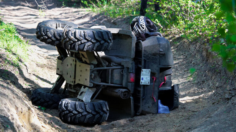 Un bărbat fără permis a ajuns în stare gravă la spital după ce s-a răsturnat cu un ATV într-un șanț, la Panaci