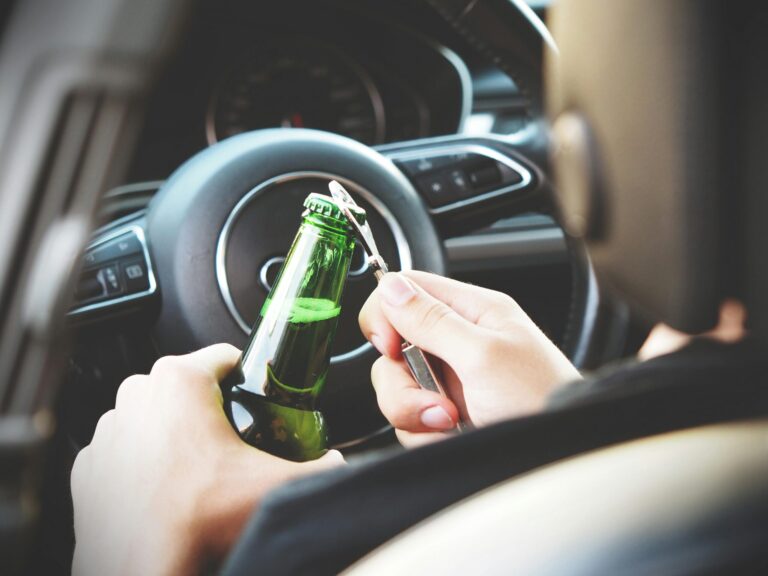 Un recidivist din Vama cu permisul anulat de șapte ani pentru alcool a fost prins din nou beat criță la volan, în Câmpulung Moldovenesc