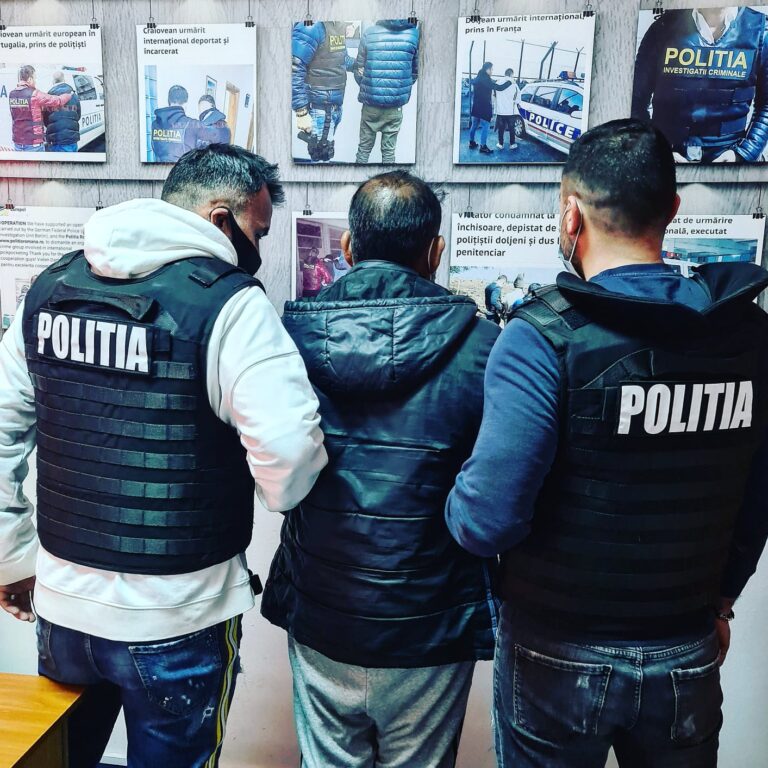 Un bărbat din Burla a fost reținut de polițiști cu sprijinul mascaților după ce a încălcat de două ori ordinele de protecție, a intrat peste rude și a rănit o pisică